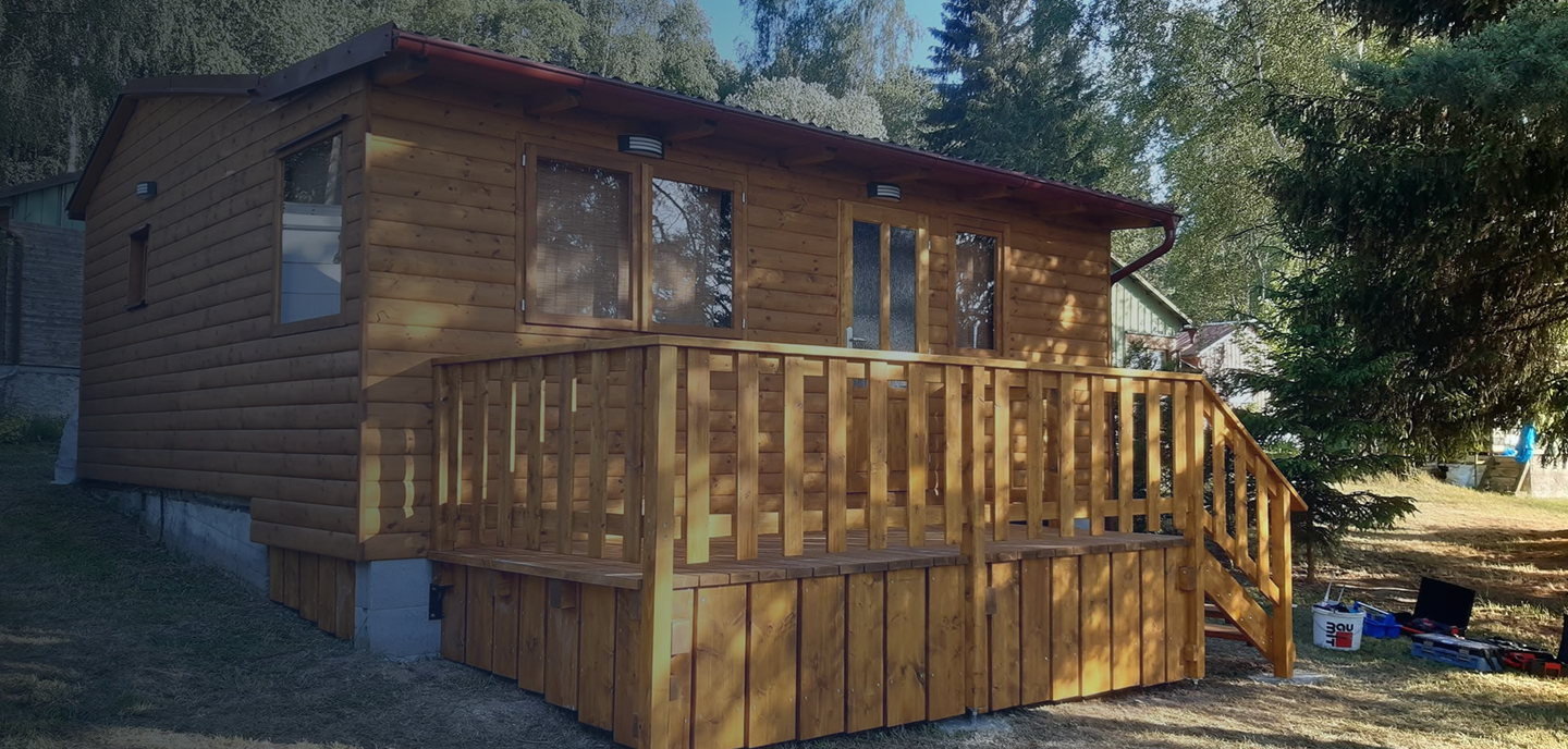Dřevěná terasa a zahradní domek